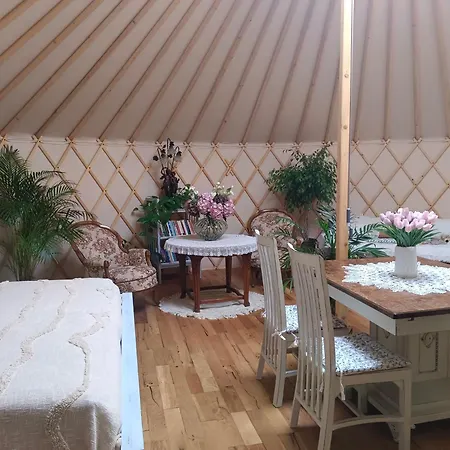 Luksusowy namiot Glamping V Jurte Na Hranaci Nemojany